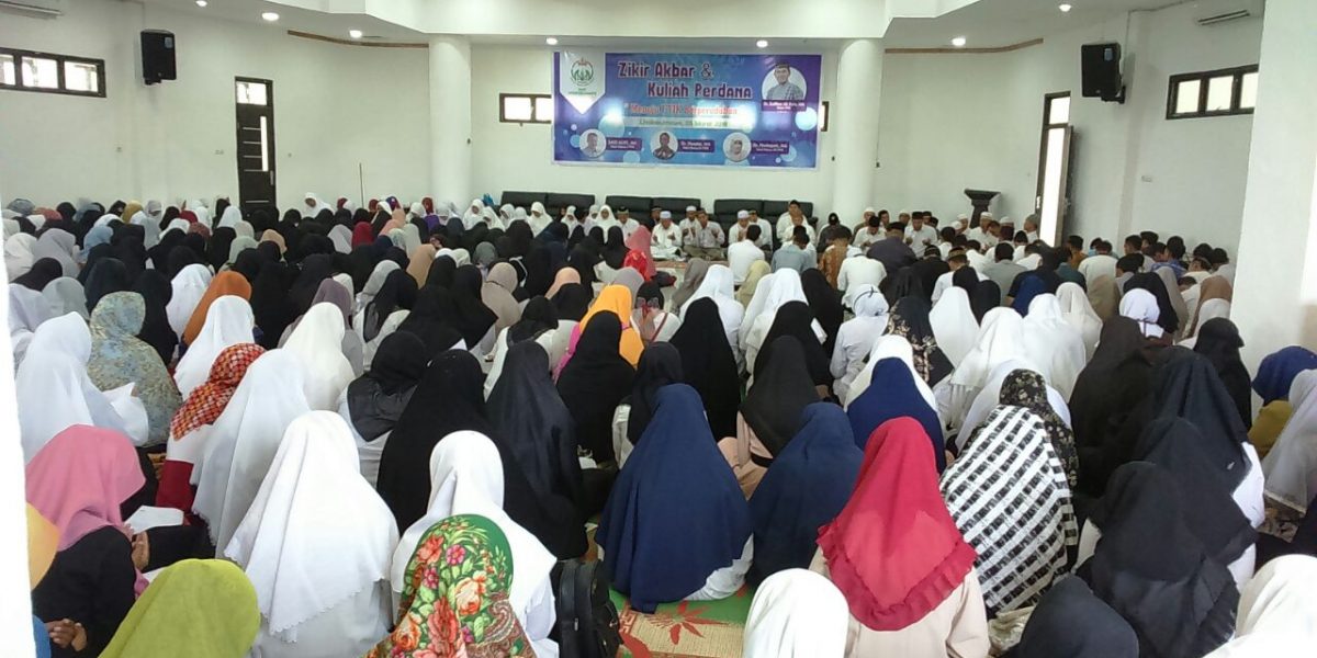 Awali perkuliahan, Ratusan Mahasiswa FTIK Larut dalam Zikir Akbar