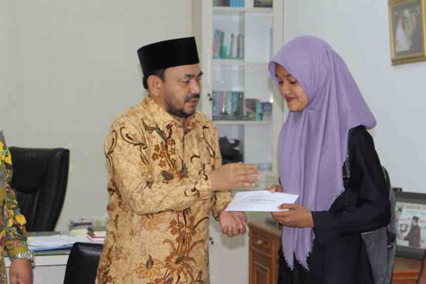 Penyerahan Bantuan Studi Oleh Rektor IAIN Lhokseumawe
